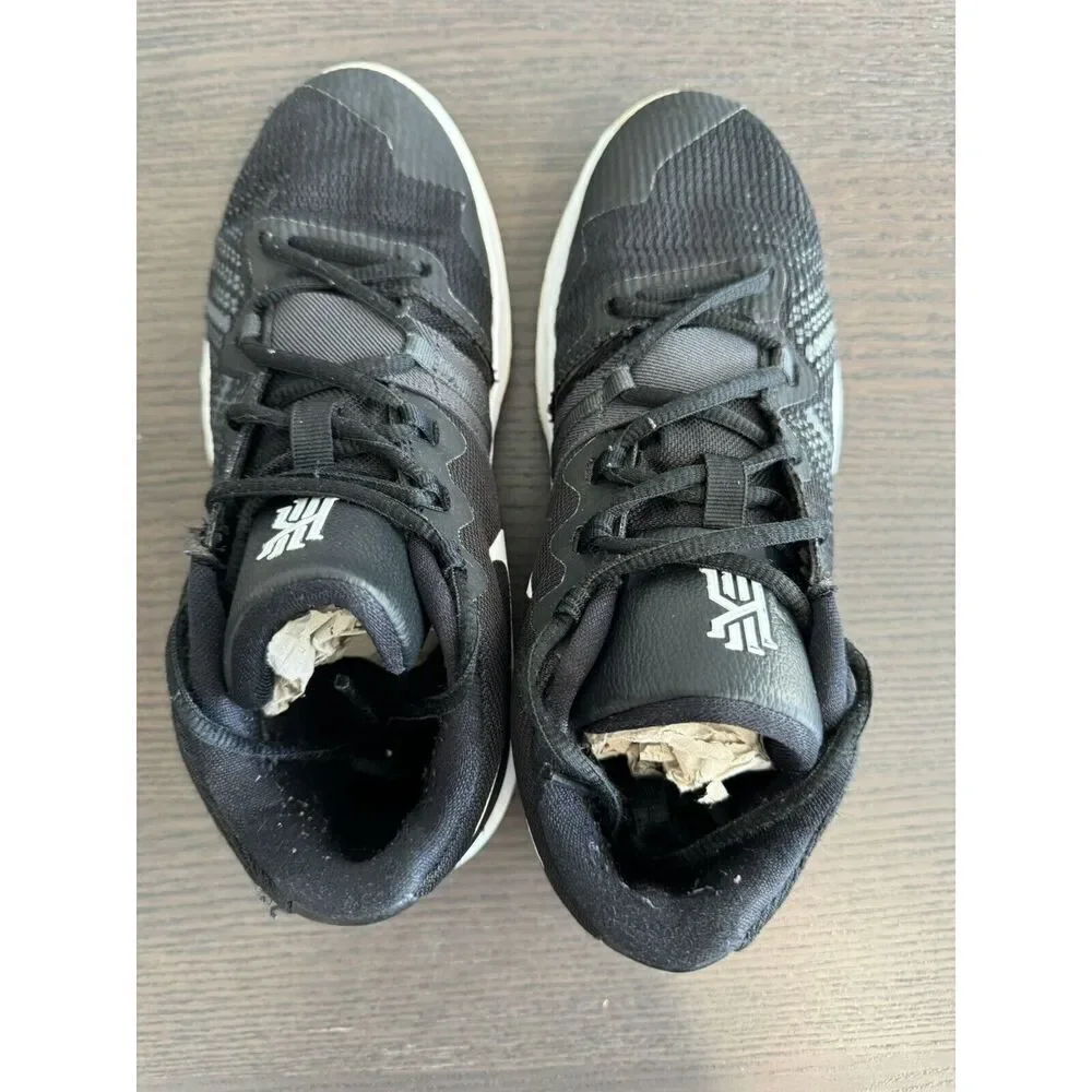 Nike Boys Kyrie Irving Flytrap Black White Size 6Y‎ Basketball Shoes Sneakers
